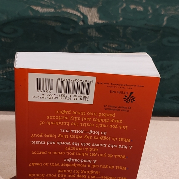 Tickle your funny bone with this amazing riddle book,filled with 352 pages 4"x5" - Picture 12 of 13